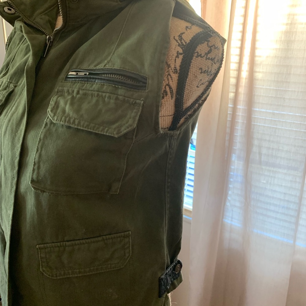 BDG Green vest with detachable hood in Size Small